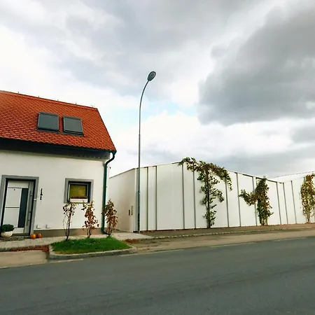 Apartment Fuer 2 Erwachsene Und 2 Kinder, Ausgestattet Mit Einem Weinkeller Und Einem Kleinen Hof - Self-Made Fruehstueck Inbegriffen Retz Exterior photo