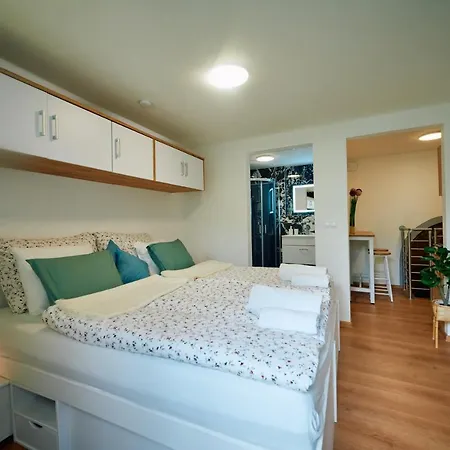 Apartment Fuer 2 Erwachsene Und 2 Kinder, Ausgestattet Mit Einem Weinkeller Und Einem Kleinen Hof - Self-Made Fruehstueck Inbegriffen Retz Exterior photo