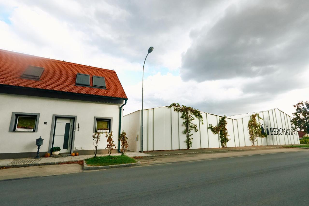 Fuer 2 Erwachsene Und 2 Kinder, Ausgestattet Mit Einem Weinkeller Und Einem Kleinen Hof - Self-made Fruehstueck Inbegriffen Retz