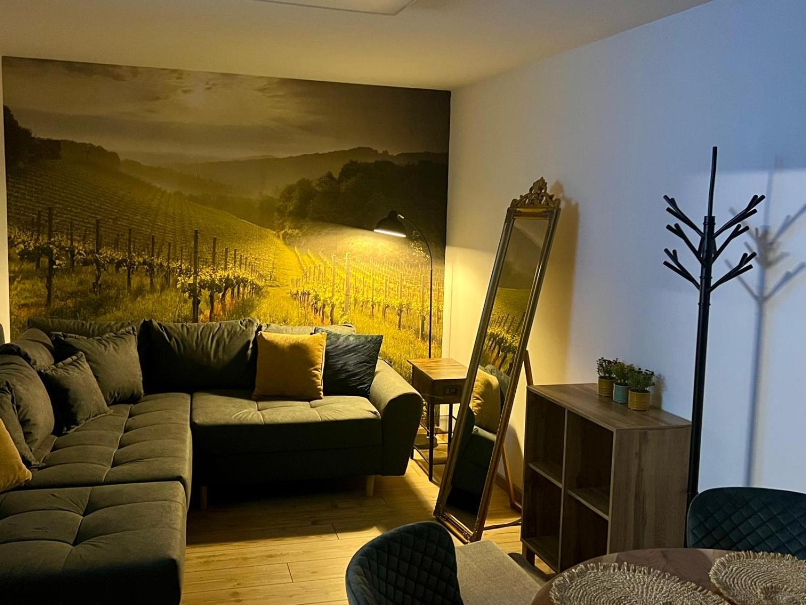 Fuer 2 Erwachsene Und 2 Kinder, Ausgestattet Mit Einem Weinkeller Und Einem Kleinen Hof - Self-made Fruehstueck Inbegriffen Apartment Retz
